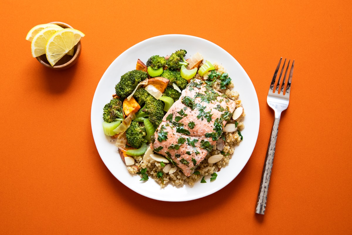 Balanced nutrition plate with colorful vegetables and proteins